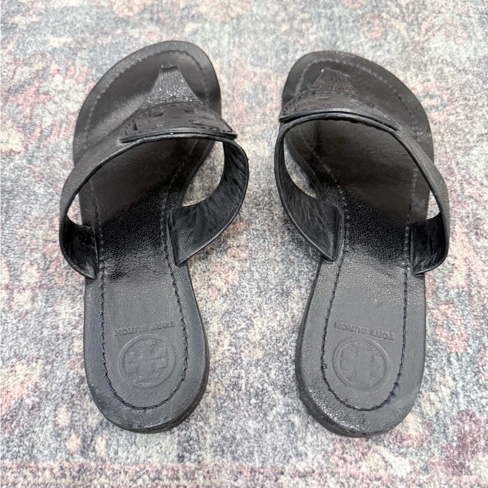 Tory Burch Louisa Black Pebbled Leather Thong Flip Flops Sandals Shoes Size 9 - Picture 2 of 8